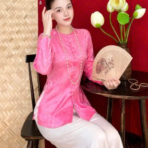 Áo Bà Ba Gấm Vân Đá Cài Nút Cổ Tim – Hồng Nhạt