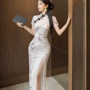 Sườn xám ôm body retro nút đen tao nhã, tiểu thư