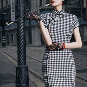 Sườn Xám Caro Đen Ôm Body Viền Nút Ren Quyến Rũ
