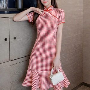 Sườn Xám Màu Đỏ Cổ Điển Caro Vạt Đuôi Cá Thanh Lịch