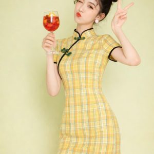 Sườn Xám Đuôi Cá Cách Điệu Caro Vàng Nổi Bật