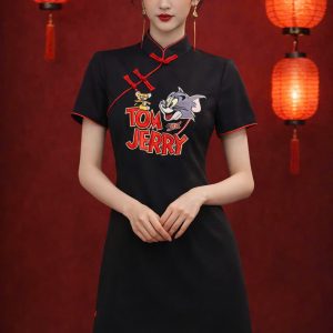 Sườn Xám Dáng Ngắn Nút Cổ Tàu Đỏ Họa Tiết Tom & Jerry