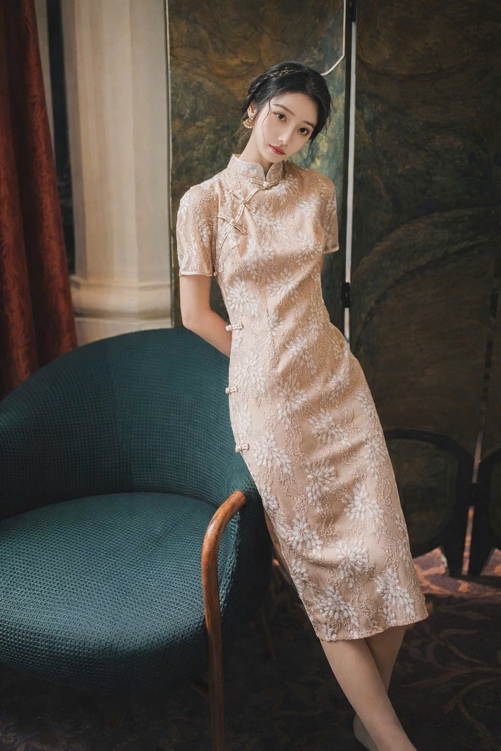 Đầm Sườn Xám Ren Hồng Nude Nút Cổ Tàu Hiện Đại