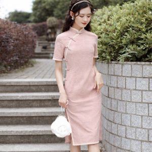 Sườn Xám Blush Muse – Hồng Phấn Dịu Dàng