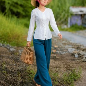 Áo Bà Ba Gấm Vân Đá Cài Nút Cổ Tim – Trắng Tinh Khôi